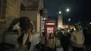 Orang-orang berkemah di depan Istana Westminster pada malam pemakaman Ratu Elizabeth II di London, Minggu, 18 September 2022. Pemakaman Ratu Elizabeth II, raja terlama di Inggris, berlangsung pada Senin (19/9). (AP Photo/Christophe Ena)