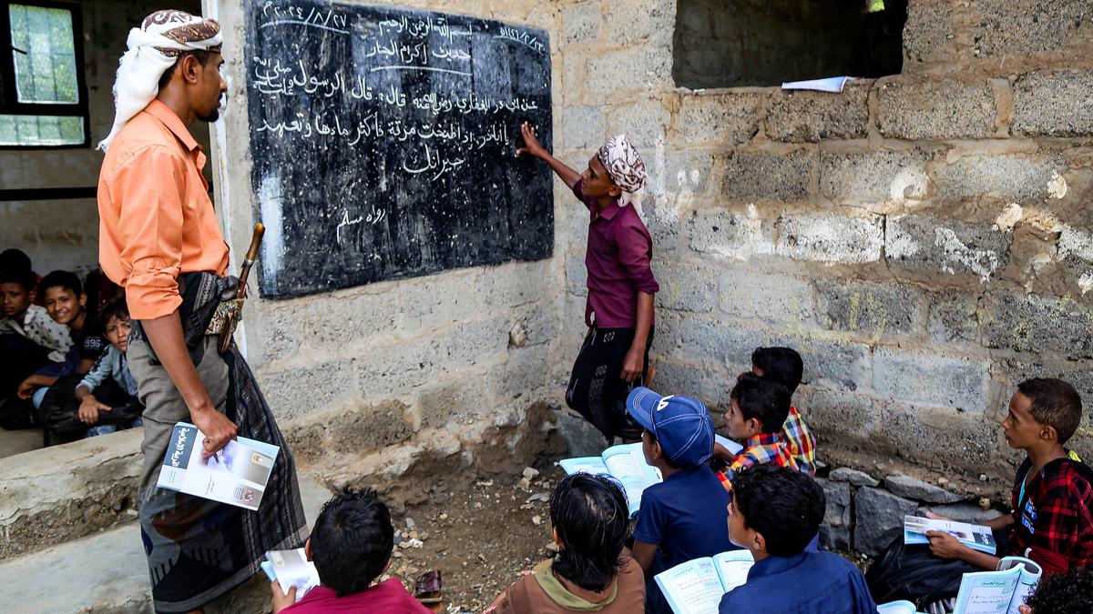 Memprihatinkan, Anak-anak Yaman Belajar di Luar Gedung Sekolah