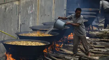 Seorang pria memasak kari tradisional untuk disajikan dalam makanan komunal selama bulan suci Ramadhan di Banda Aceh (25/4/2021). Menu ini sering dimasak setiap memperingati kenduri Nuzul Quran pada setiap pertengahan bulan suci Ramadhan. (AFP/Chaideer Mahyuddin)
