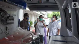 Chief Astra Financial Adi Sepiarso memberikan penjelasan saat menyerahkan bantuan satu unit mobil Ambulance Gawat Darurat dan peralatan medis di Rumah Sakit St Carolus, Jakarta, Rabu (8/4/2020). Bantuan tersebut guna memberikan pelayanan kesehatan saat pandemi Corona Covid-19. (Liputan6.com/HO/Eko)