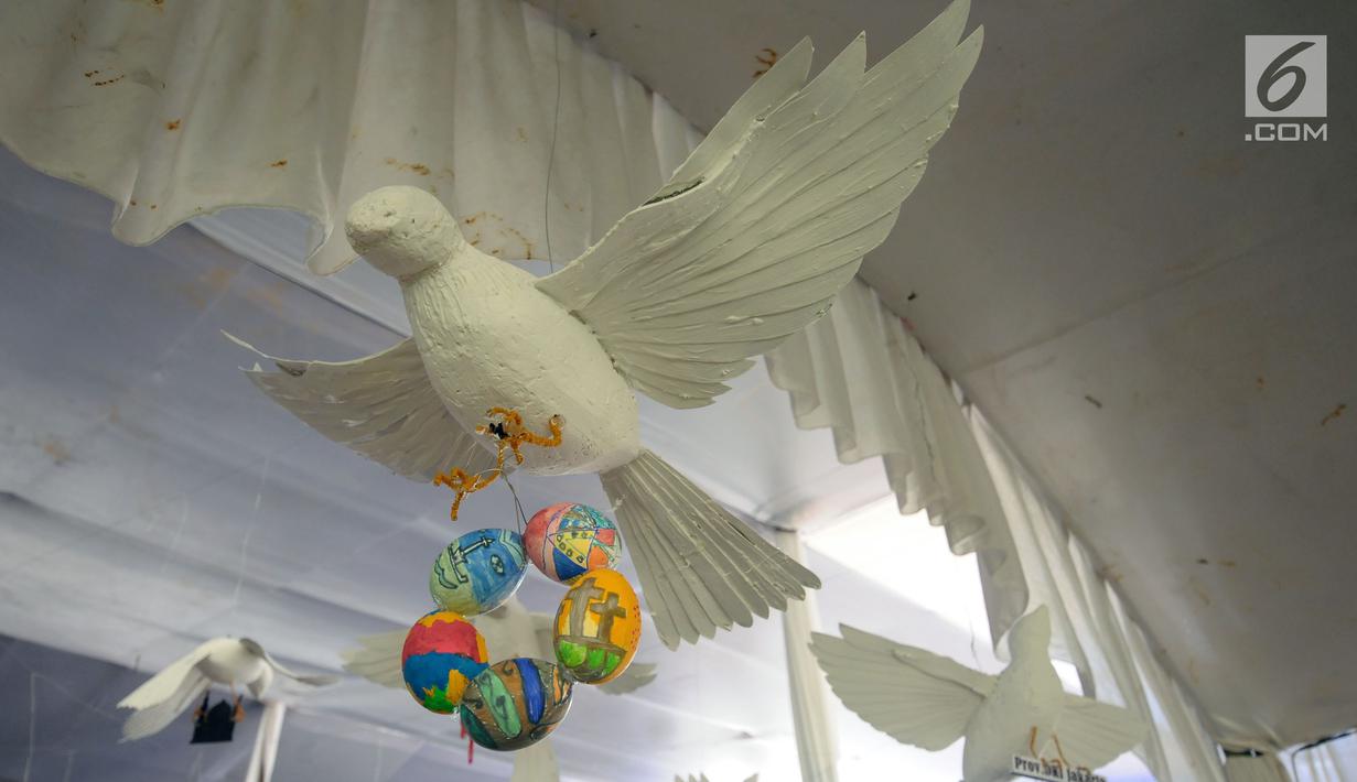 Salah satu dekorasi telur paskah di Gereja Katedral, Jakarta, Minggu (4/1). Telur telur paskah tersebut dihias dengan tema sila ketiga dalam Pancasila. (Liputan6.com/Helmi Fithriansyah)