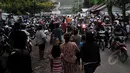 Warga memadati Dermaga Wijayapura yang menjadi pintu masuk utama menuju ke Pulau Nusakambangan, Cilacap, Jateng, Kamis (5/3/2015). (Liputan6.com/Johan Tallo)