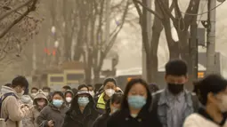 Badai pasir yang parah telah melanda Beijing menyelimuti wilayah itu dengan awan tebal debu oranye dan menjadikan polusi udara melonjak ke tingkat berbahaya, kata otoritas cuaca negara itu. (AP Photo/Mark Schiefelbein)