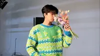 Inspirasi gaya busana Lim Young Woong dengan sweater lucu. (Dok: Instagram Lim Young Woong https://www.instagram.com/im_hero____/?igshid=MzRlODBiNWFlZA%3D%3D)