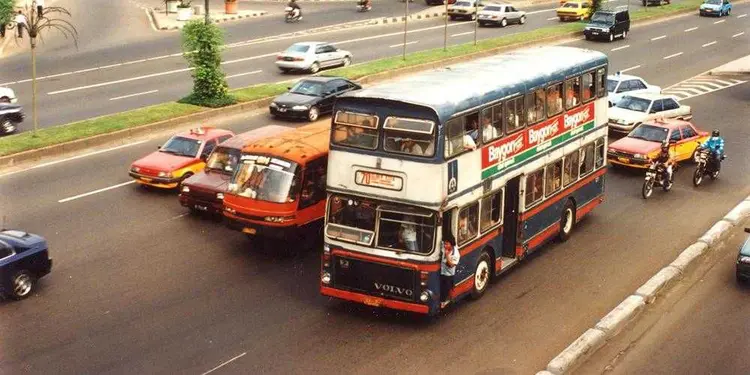 10 Potret Nostalgia Kendaraan Umum Zaman Dulu, Nggak Kalah Menarik