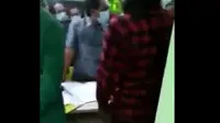 Tangkapan layar video viral jenazah di bungkus plastik di RSI Benowo Surabaya. (Istimewa)