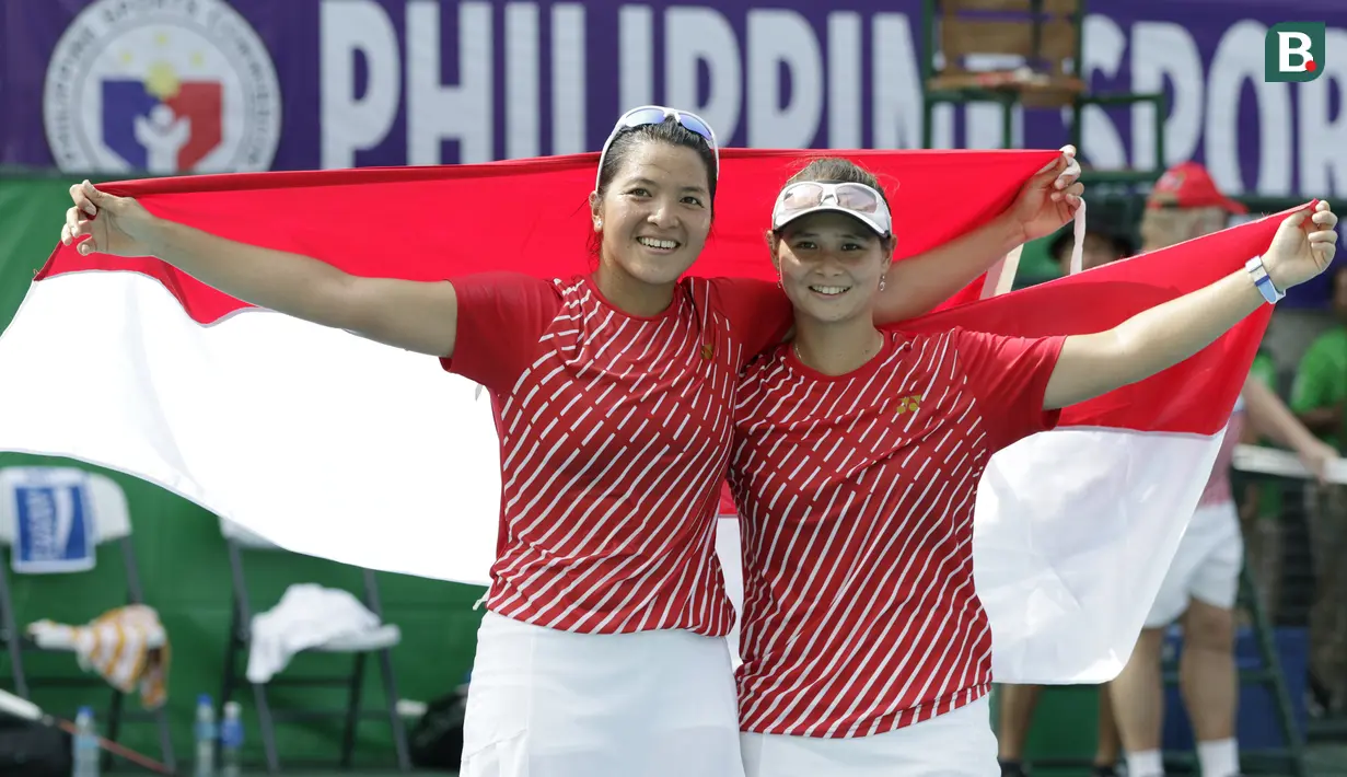 Ganda putri Indonesia, Beatrice Gumulya / Jessie Rompies, merayakan gelar juara usai mengalahkan wakil Thailand pada laga final SEA Games 2019 di Tennis Court Rizal Memorial Sports Complex, Manila Sabtu (7/12). Indonesia menang dengan skor 6-3 dan 6-3. (Bola.com/ M Iqbal Ichsan)