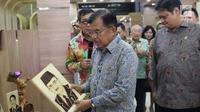 Wapres RI, Jusuf Kalla melihat salah satu hasil kerajinan pada Pameran Produk Unggulan Narapidana di Jakarta, Selasa (26/3). Beragam Produk Unggulan Narapidana dari 33 divisi pemasyarakatan Kanwil Kemenkumham se-Indonesia dipamerkan hingga 29 Maret, mendatang. (Liputan6.com/Helmi Fithriansyah)