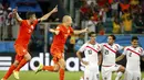 Pemain Timnas Belanda, Robin van Persie (kiri) dan Arjen Robben, berlarian usai menumbangkan Kosta Rika 0-0 (4-3) di perempat final Piala Dunia 2014 di Stadion Fonte Nova, Salvador, (6/7/2014). (REUTERS/Sergio Moraes)
