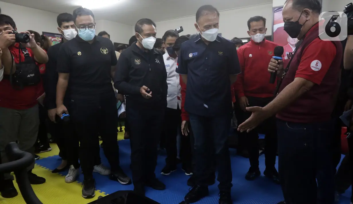 Menpora, Zainudin Amali (tengah) bersama Ketua Umum PSSI Mochamad Iriawan saat peresmian Medical Center PSSI di Gedung GBK Arena, Jakarta, Senin (14/3/2022). PSSI bersama Kemenpora meresmikan pusat kesehatan untuk menopang berbagai kebutuhan Timnas Indonesia. (Liputan6.com/Helmi Fithriansyah)