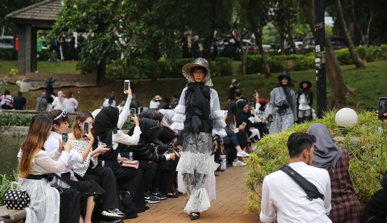 Barli Asmara Rilis Koleksi Monokrom (Adrian Putra/Fimela.com)