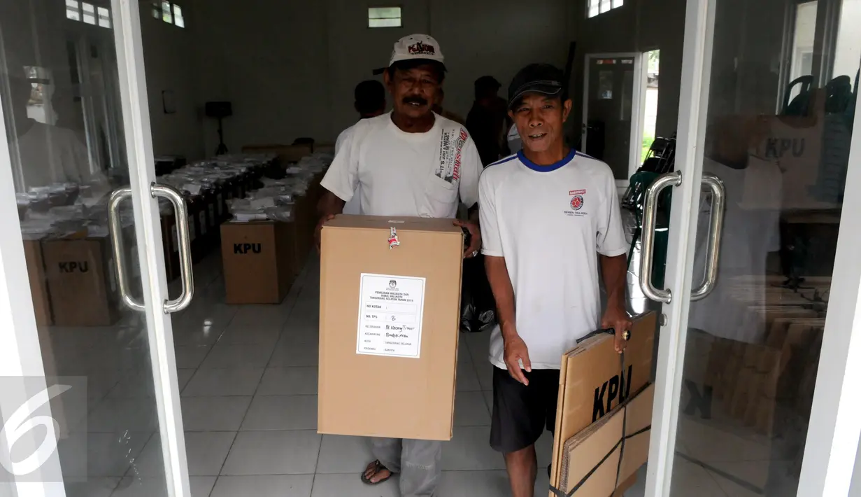 Petugas Panitia Pemungutan Suara (PPS) mendistribusikan logistik Pemilu Kepala Daerah Tangerang Selatan di Kelurahan Kebon Kacang Timur, Tangsel, Selasa (8/12). Pemungutan suara Pilkada Tangsel akan digelar melalui 2.245 TPS. (Liputan6.com/Helmi Afandi)