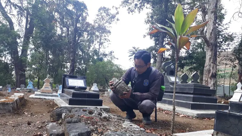 Ratusan pemuncak (puncak) candi dan material candi kuno lainnya ditemukan digunakan untuk nisan makam di Dieng Kulon, Batur Banjarnegara. (Foto: Liputan6.com/KCB Banjarnegara/Muhamad Ridlo)