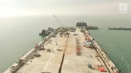 Sejumlah karyawan PT Prima Multi Terminal (PMT) mengikuti upacara bendera HUT RI ke 72 di proyek pembangunan dermaga Pelabuhan Kuala Tanjung di Kabupaten Batubara, Sumatera Utara, Kamis (17/8). (Liputan6.com/Pool