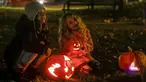 Anak-anak berfoto dengan labu yang diukir dalam Parade Labu tahunan ketiga di Nelson Park di Vancouver, British Columbia, Kanada, pada 1 November 2020. (Xinhua/Liang Sen)