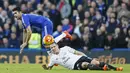Penyerang Chelsea, Diego Costa ditekel bek Everton, Phil Jagielka. The Blues tertinggal 14 poin dari peringkat empat, batas posisi jika ingin ke Liga Champions musim depan. (Reuters/Stefan Wermuth)
