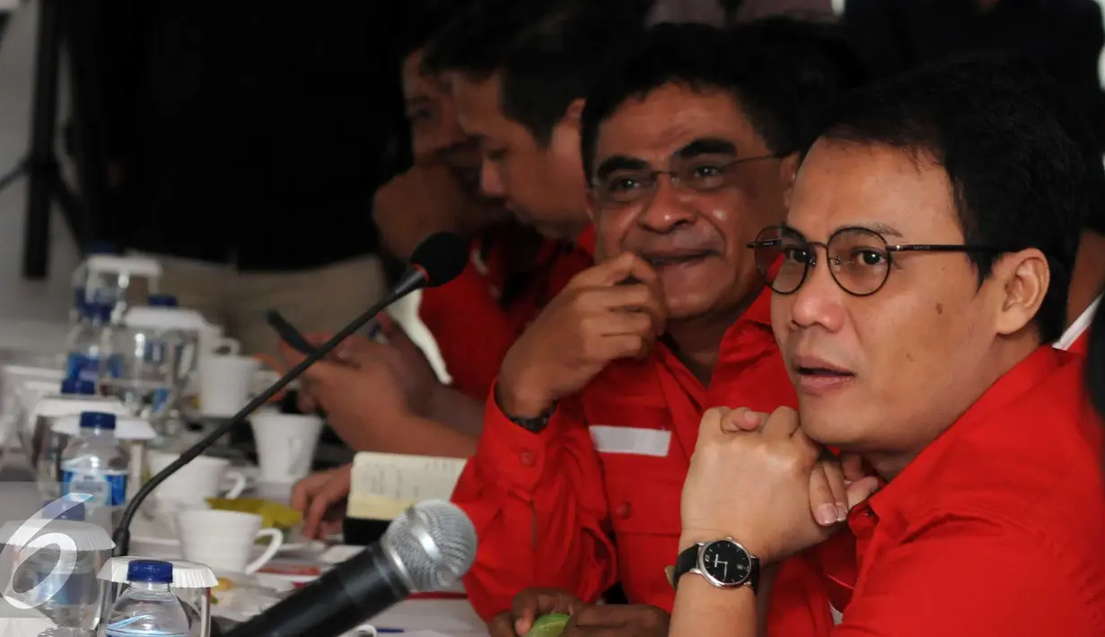 Andreas Hugo Pereira berbincang dengan Delegasi Shenzhen di Gedung DPP PDIP, Jakarta, Selasa (24/11). Kunjungan tersebut lanjutan dari kunjungan Ketua Umum DPP PDI Perjuangan Megawati Soekarnoputri ke Shenzen. (Liputan6.com/Helmi Afandi)