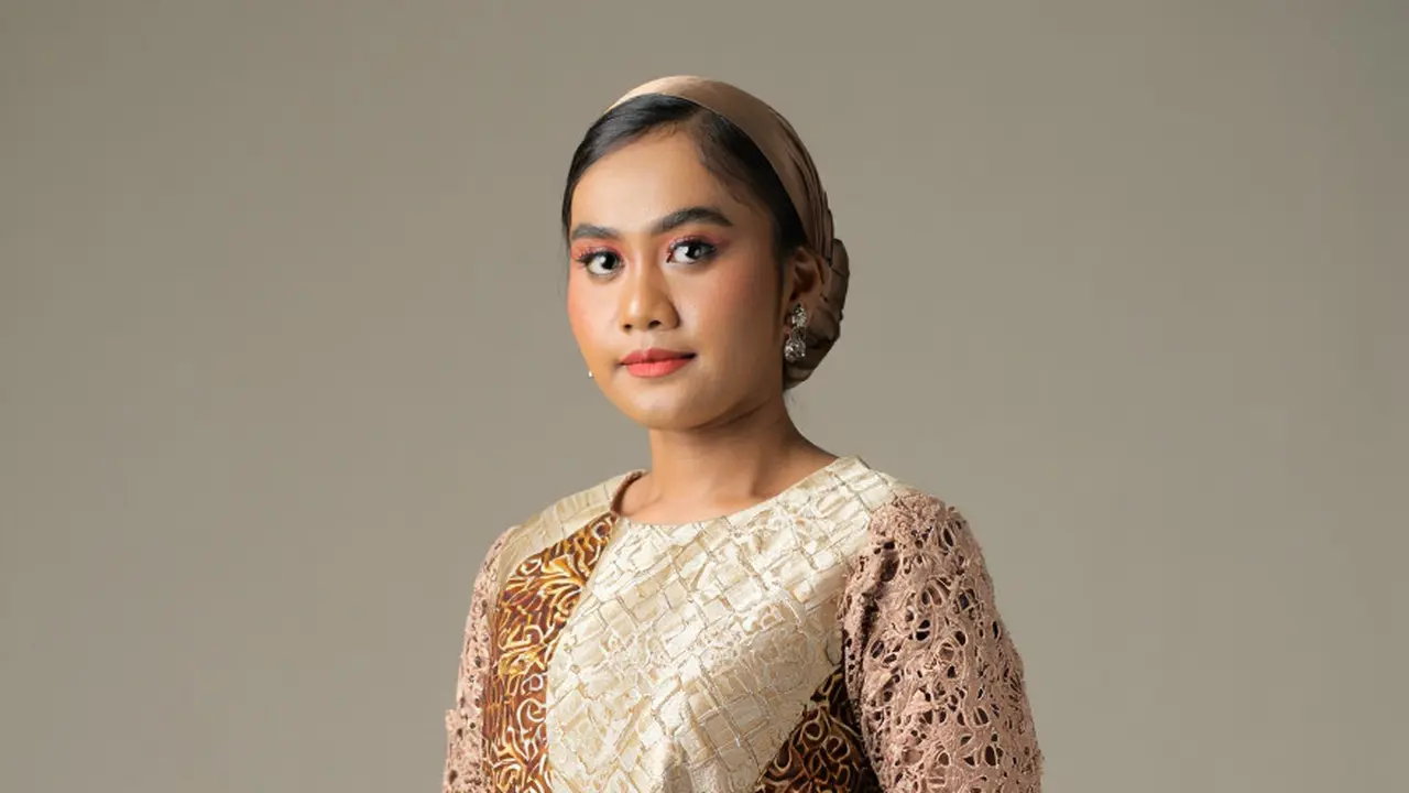 Dress Batik Kombinasi Brokat Belah Samping (Foto: Reve Art AI)