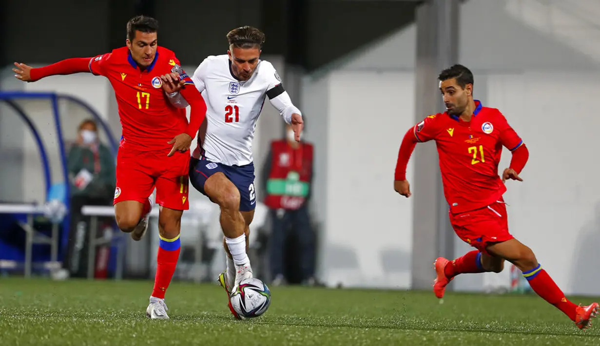 Pemain Inggris Jack Grealish (tengah) menggiring bola melewati para pemain Andorra pada pertandingan kualifikasi Grup I Piala Dunia 2022 di National Stadium, Andorra la Vella, 9 Oktober 2021. Inggris menang 5-0. (AP Photo/Joan Monfort)