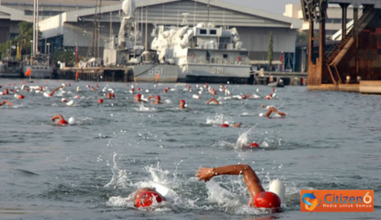 Citizen6, Surabaya: Dengan kekuatan sembilan tim dan masing-masing empat atlet serta tiga orang dinomor perorangan, Kormar mendonimasi di tiga etape lomba triathlon. (Pengirim: Penkobangdikal)