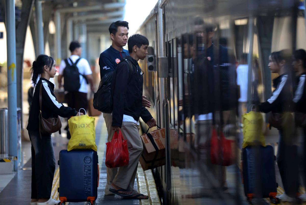 FOTO: Pemudik Mulai Padati Stasiun Pasar Senen Jelang Puncak Arus Mudik