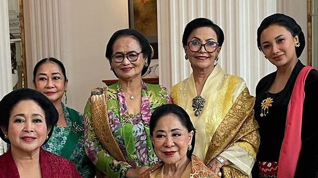 Mantan istri Tommy Soeharto ini membagikan potret dirinya merayakan hari Kartini bersama Titiek Soeharto.<br>