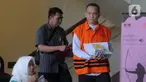 Jaksa anggota TP4D Kejaksaan Negeri Yogyakarta Eka Safitri (kanan) usai menjalani pemeriksaan di Gedung KPK, Jakarta, Selasa (17/12/2019). Eka diperiksa untuk melengkapi berkas terkait kasus suap lelang proyek pada Dinas PUPKP Kota Yogyakarta TA 2019. (merdeka.com/Dwi Narwoko)