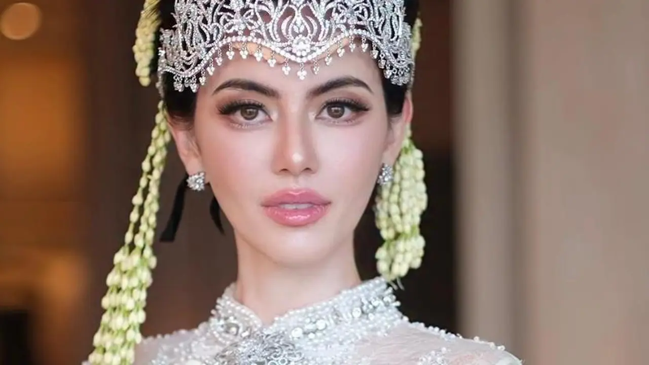 Pesona Davika Hoorne Dipulas Makeup Flawless, Tampil Bak Pengantin Lokal dengan Kebaya dan Siger Sunda