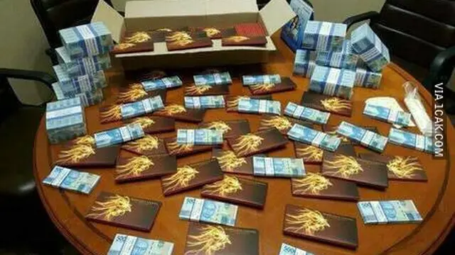 6 Isi Angpao dari Orang Terlalu Kaya Ini Bikin Senyum Lebar