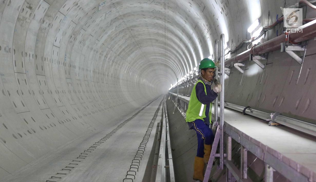 Pekerja menyelesaikan pembangunan proyek Mass Rapid Transit (MRT) di Jakarta, Kamis (19/10). Pembangunan MRT fase 1 (Lebak Bulus-Bundaran HI) ditargetkan pada akhir 2017 mencapai 90 persen. (Liputan6.com/Immanuel Antonius)