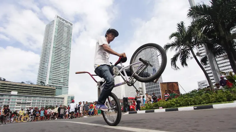 Aksi freestyle sepeda BMX Saat Car Free Day