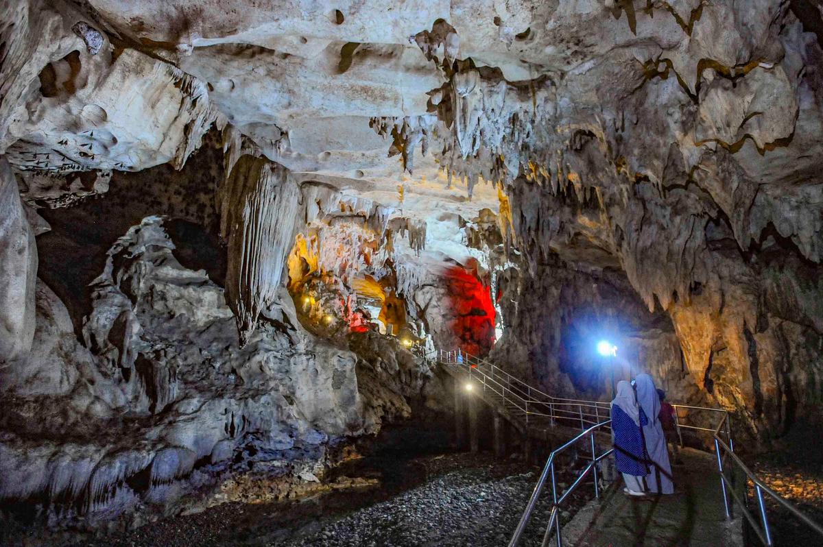 FOTO: Pesona Stalaktit dan Stalagmit Goa Lowo, Keajaiban Alam Trenggalek