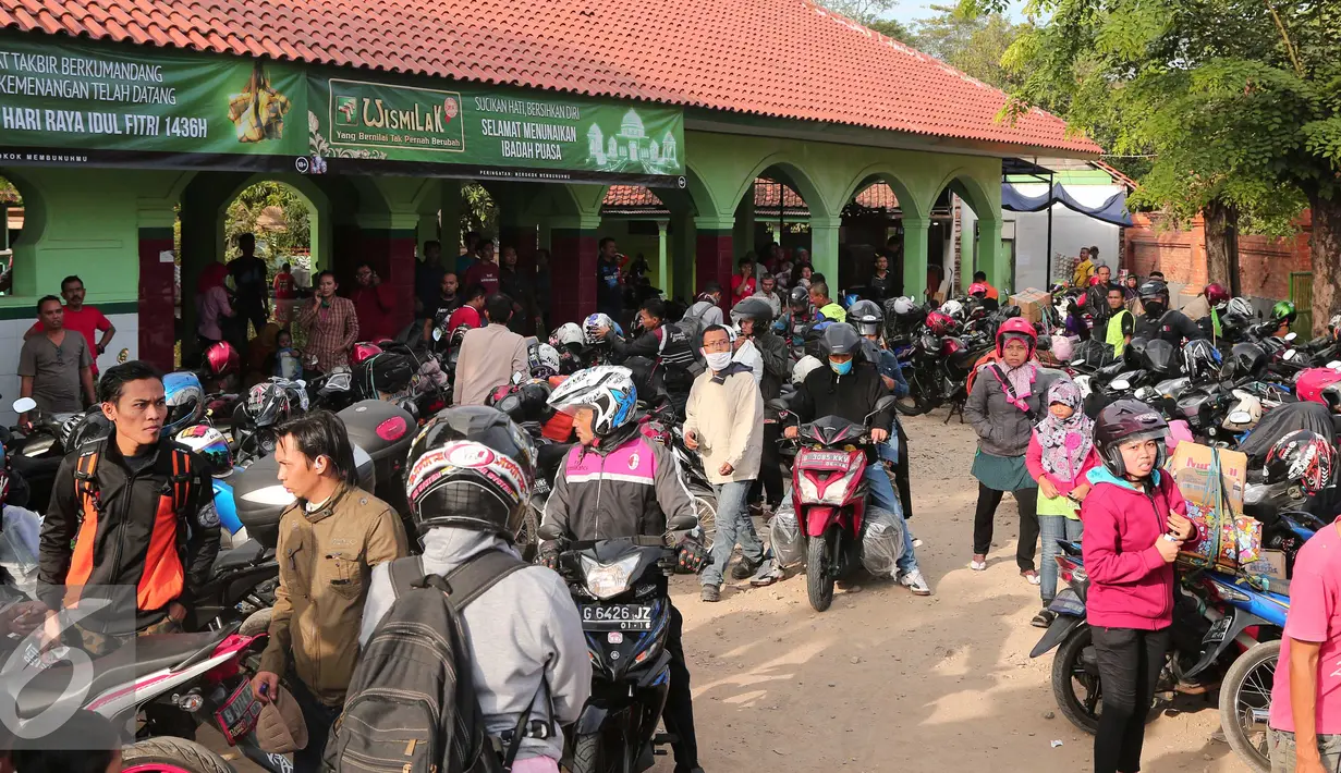 Sejumlah pemudik berhenti untuk beristirahat di sebuah mesjid di kawasan Arjawinangun, Cirebon, Jawa Barat, Rabu (15/7/2015). Banyak pemudik melakukan aktivitas seperti salat, mengaji, tidur dll di mesjid tersebut. (Liputan6.com/Herman Zakharia)