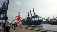 Kapal Destroyer Pasukan Bela Diri Jepang, JS Makinami, saat merapat di JICT II, Tanjuk Priuk, Jakarta (22/2) (Liputan6.com/Citra Dewi)