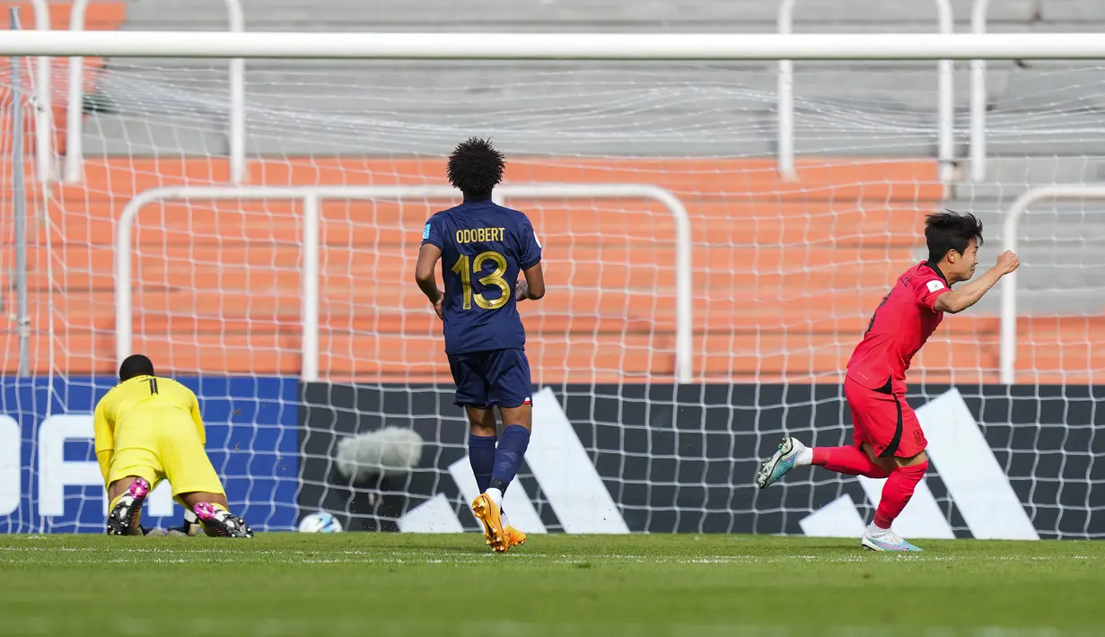 Selebrasi gelandang Timnas Korea Selatan U-20, Lee Seung-won setelah mencetak gol pertama ke gawang Prancis pada laga Grup F Piala Dunia U-20 2023 di Malvinas Argentinas Stadium, Mendoza, Argentina, Selasa (23/5/2023) dini hari WIB. (AP Photo/Natacha Pisarenko)