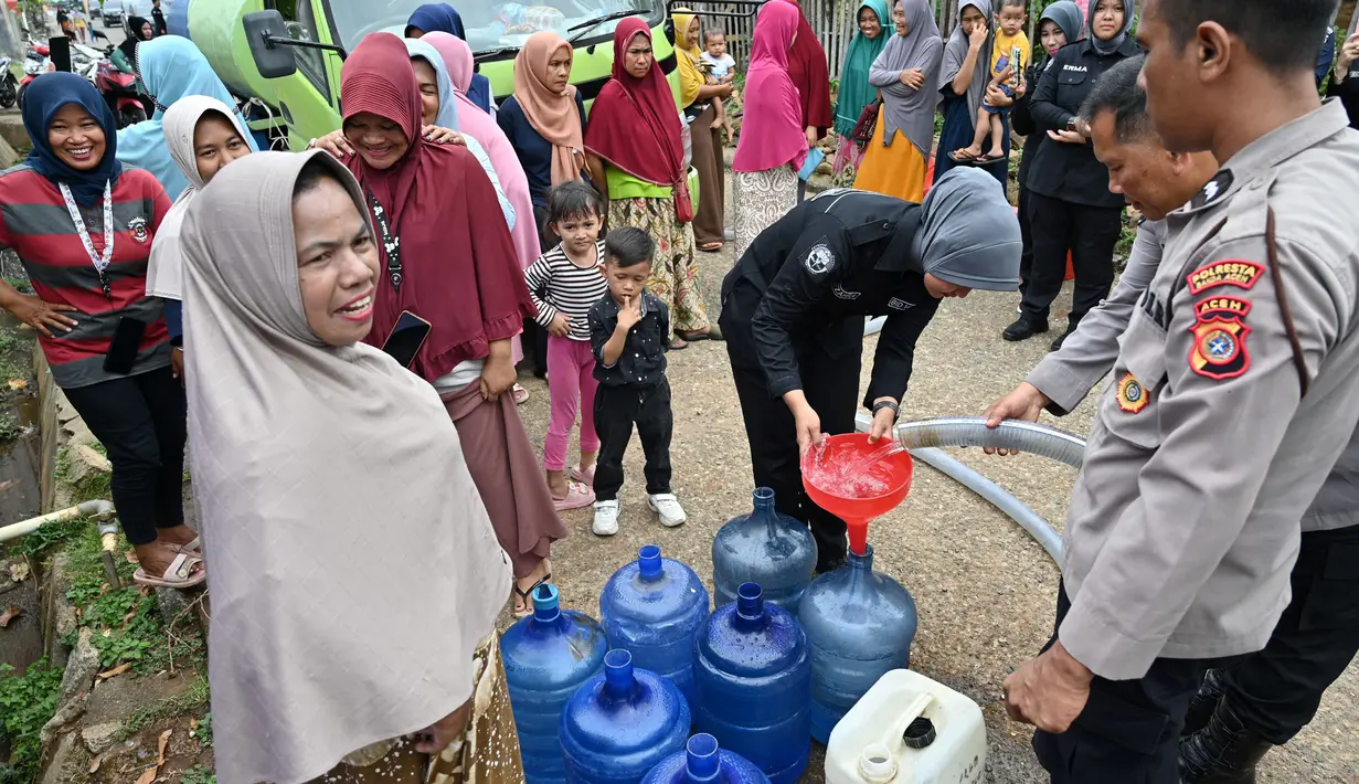 Kabid Humas Polda Aceh Kombes Joko Krisdiyanto mengatakan, penyaluran air bersih tersebut merupakan wujud kepedulian Polri kepada masyarakat yang mengalami kekurangan air. (Chaideer Mahyuddin/AFP)