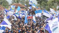 Ribuan fans Persib Bandung atau sering disapa Bobotoh memadati kediaman Umuh Muchtar saat merayakan gelar juara BRI Liga 1 2023/2024 di Tanjungsari, Sumedang, Minggu (02/06/2024). (Bola.com/M Iqbal Ichsan)