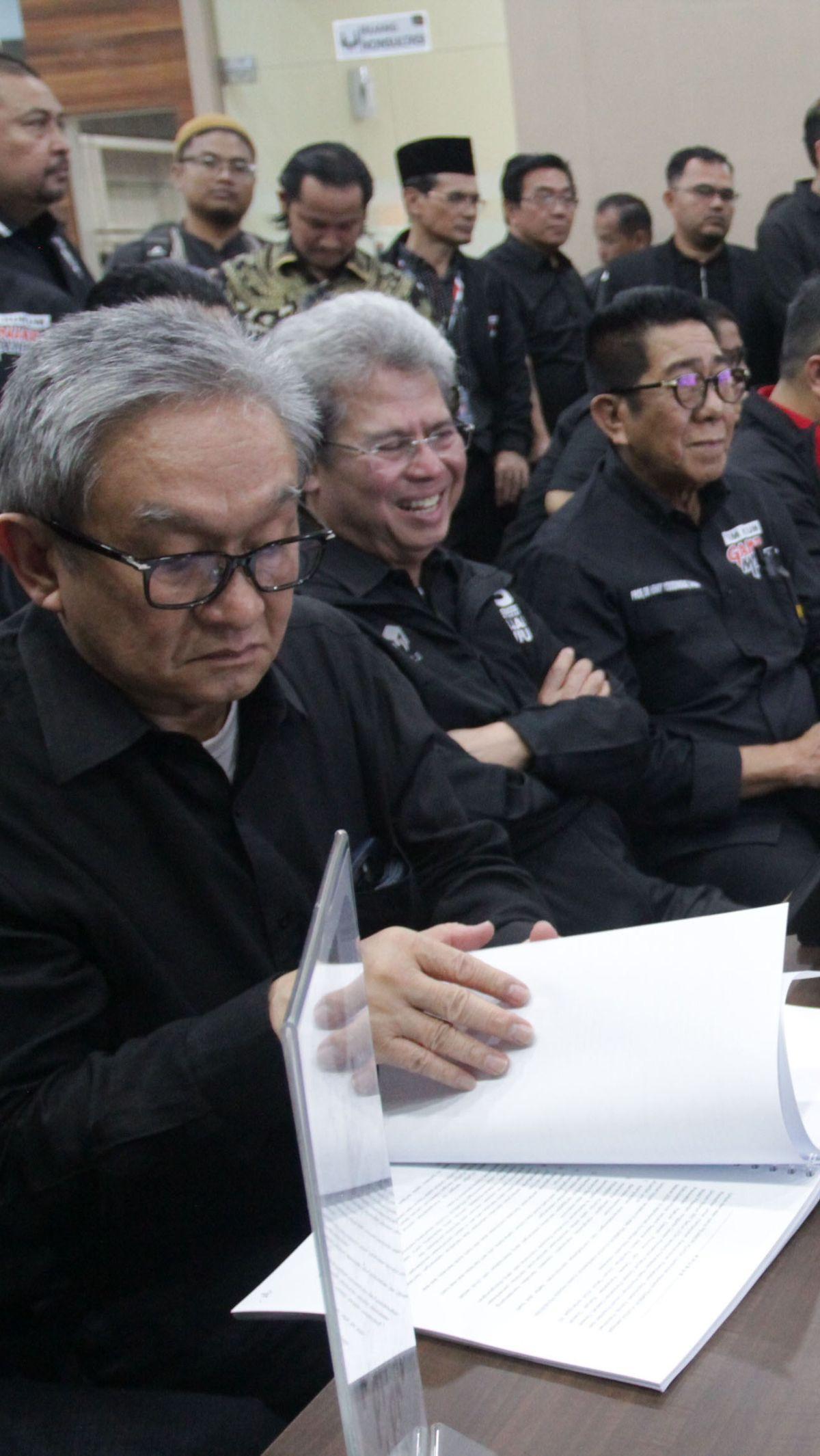 Tim yang dipimpin Todung Mulya Lubis itu membawa sekitar 5 boks dokumen dan langsung melapor ke petugas pendaftaran PHPU MK.&nbsp;Merdeka.com/Imam Buhori