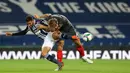 Striker West Brom, Robson-Kanu, berebut bola dengan bek Brentford, Charlie Goode, dalam laga Piala Inggris di venue The Hawthorns, Rabu (23/9/2020) dini hari WIB. West Brom kalah 6-7 atas Brentford lewat adu penalti. (AFP/Carl Recine/pool)