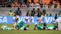 Selebrasi para pemain Timnas Prancis U-17 setelah Nhoa Sangui mencetak gol ke gawang Timnas Senegal yang memastikan kemenangan 5-3 lewat adu penalti pada babak 16 besar Piala Dunia U-17 di Jakarta International Stadium, Jakarta Utara, Rabu (22/22/2023) malam WIB. (Bola.com/Bagaskara Lazuardi)