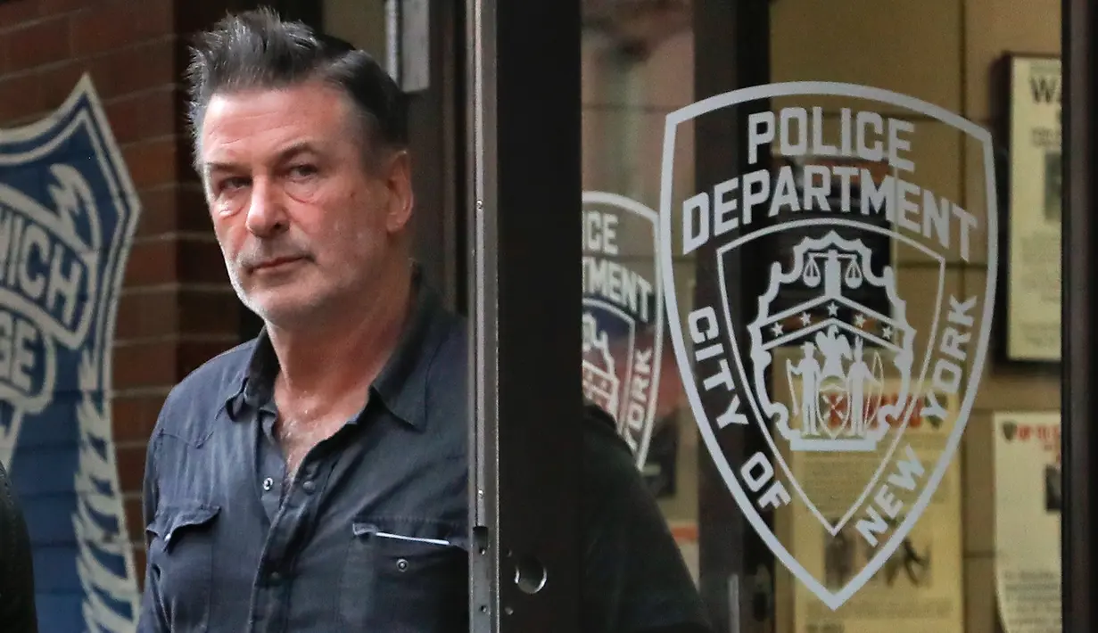 Aktor Alec Baldwin berjalan keluar dari Kantor Polisi New York, Jumat (2/11). Aktor sekaligus paman Hailey Baldwin itu sempat ditahan usai terlibat dalam pekelahian dengan seorang pria dewasa saat sedang memperebutkan tempat parkir. (AP/Julie Jacobson)