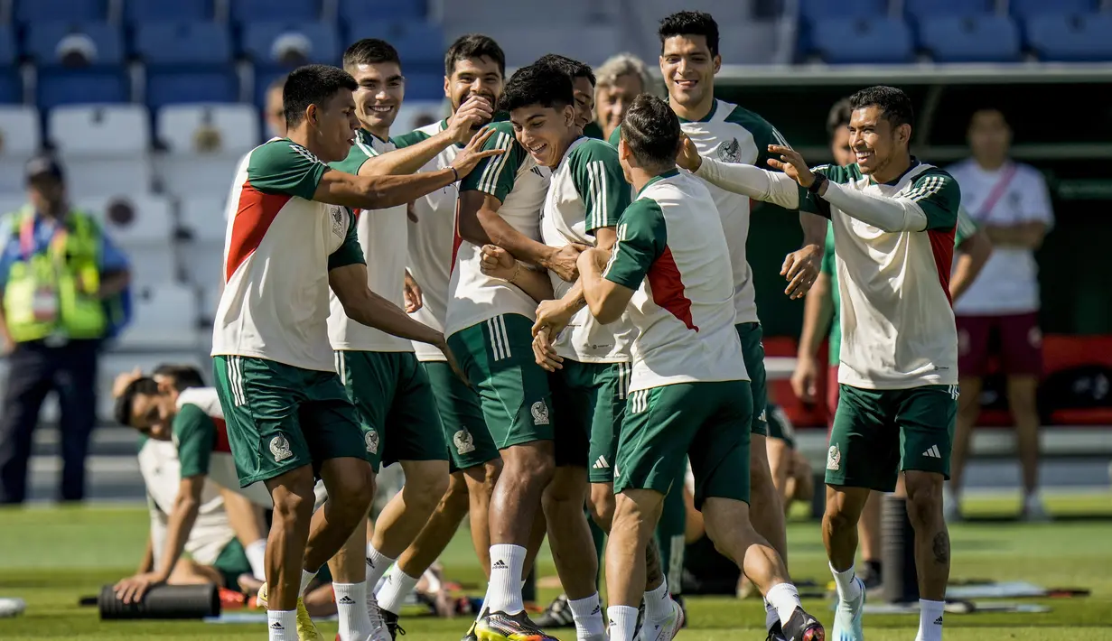 <p>Para pemain berkumpul saat mengikuti sesi latihan resmi di Jor, Qatar, Selasa, 29 November 2022. Meksiko akan menghadapi Arab Saudi pada laga terakhir penyisihan grup C Piala Dunia 2022 Qatar pada Kamis (01/12/22) pukul 02.00 dini hari WIB. (AP Photo/Moises Castillo)</p>
