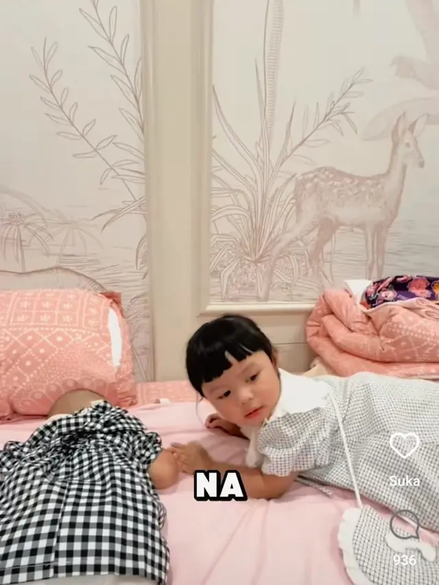 Potret Ameena jaga sang adik Baby Azura (Sumber: Instagram/@attahalilintar)