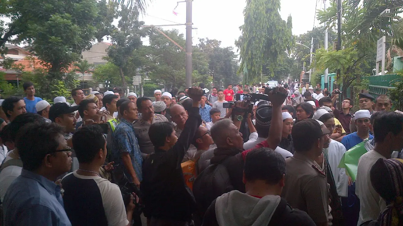FPI dan Warga Geruduk Markas Jemaah Ahmadiyah di Tebet