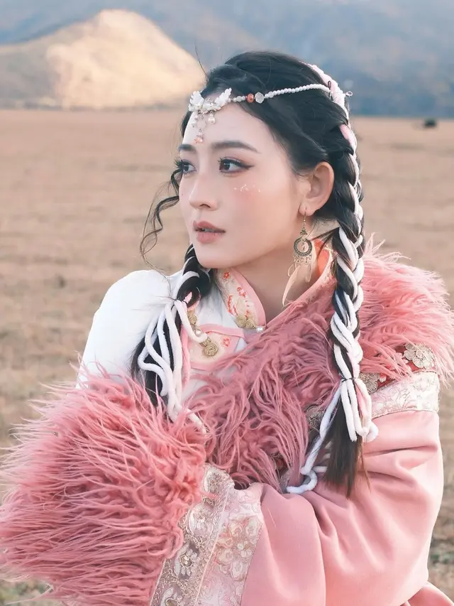 Natasha Wilona saat liburan ke China pakai baju suku Tiongkok serba pink. [@natashawilona12]