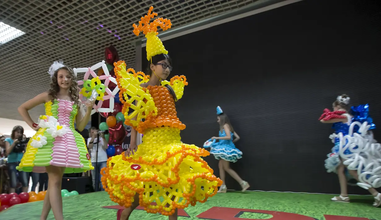 Model memperagakan busana yang terbuat dari balon saat acara International Festival of Air Balloons Design, Almaty, Kazakhstan, 9 Juli 2015. Karya seni yang ditampilkan di acara tersebut seluruhnya terbuat dari balon. (REUTERS/Shamil Zhumatov)