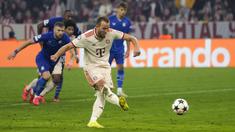 Pemain Bayern Munchen, Harry Kane mencetak gol melalui tendangan penalti ke gawang Dinamo Zagreb pada laga Liga Champions 2024/2025 di Allianz Arena, Munchen, Jerman, Rabu (18/09/2024). (AP Photo/Matthias Schrader)