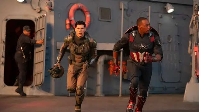 The Falcon/Joaquin Torres (Danny Ramirez) dan Captain America/Sam Wilson (Anthony Mackie) di CAPTAIN AMERICA: BRAVE NEW WORLD dari Marvel Studio. (Foto oleh: Eli Adé. © 2024 MARVEL)