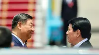 Presiden China Xi Jinping dan Presiden Vietnam&nbsp;Luong Cuong di Noi Bai International Airport, Hanoi, Vietnam, Senin (14/4/2025). (Dok. Athit Perawongmetha/Pool Photo via AP)