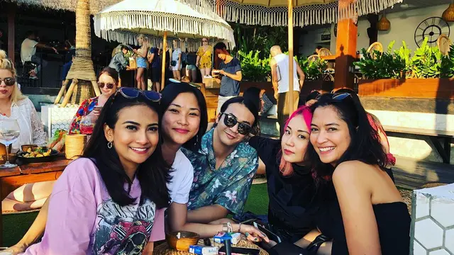 7 Potret Kemesraan Dimaz Andrean Bersama Istri yang Jarang Disorot